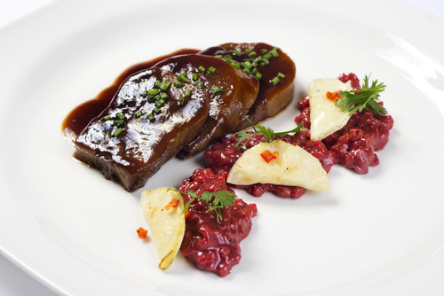 Rinderzunge  mit Rosinen-Madeira-Soße