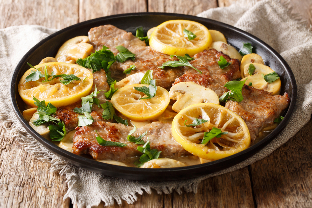 Scaloppini,Tender,Veal,Cooked,With,Mushrooms,And,Lemons,In,A